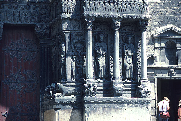 Exterior, facade lower right