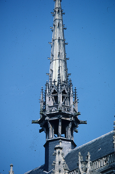 Exterior, fleche, detail