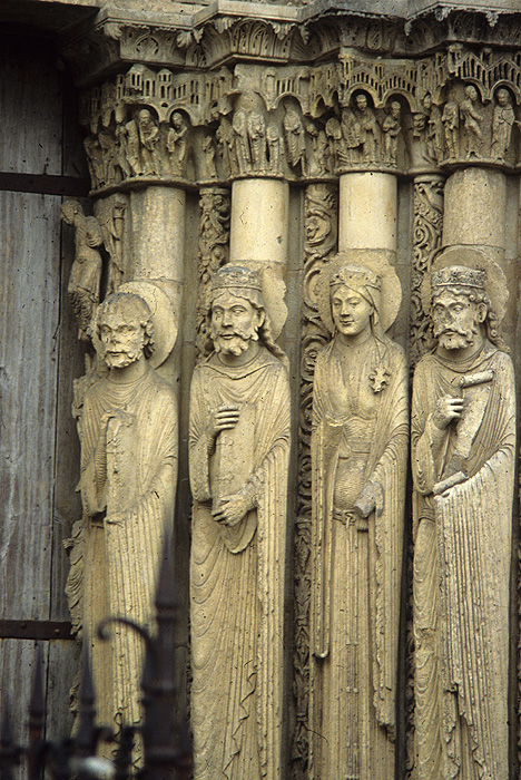 Exterior, central door, right jamb