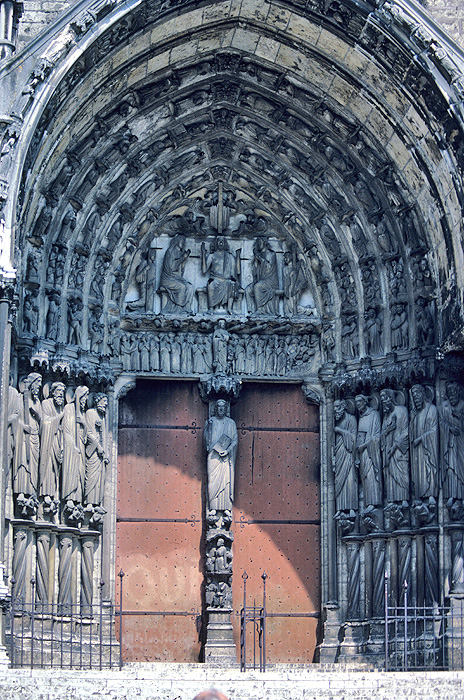 Exterior, central bay