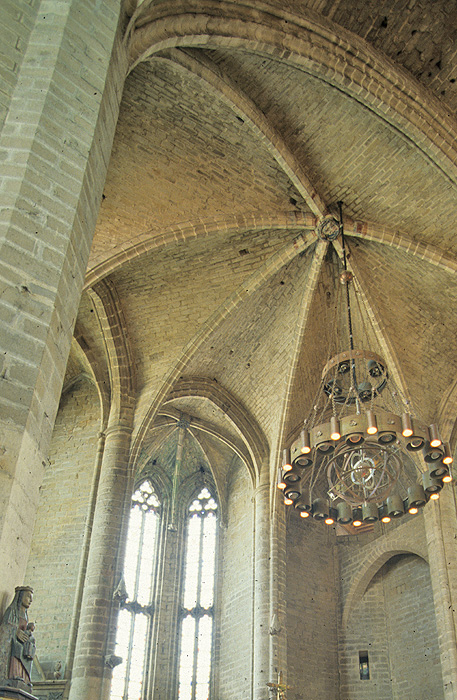 Interior, apsidal chapels