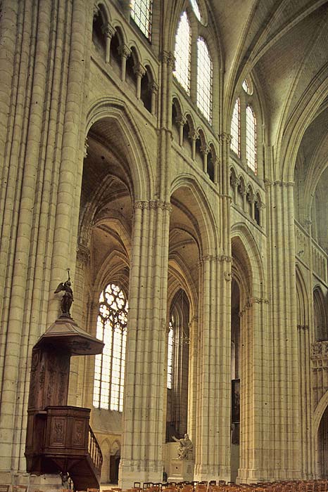 Interior, south wall of nave from crossing