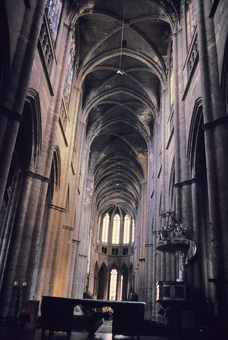 Interior, nave