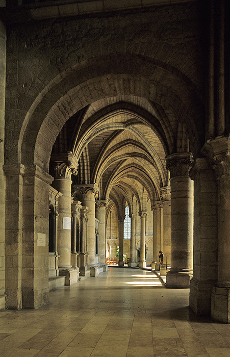 Interior, choir aisle