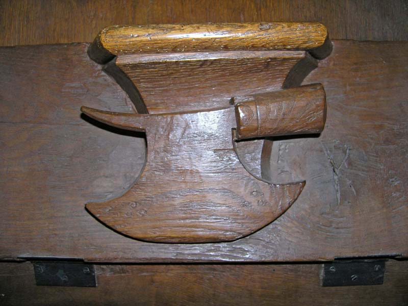 Axe, misericord, Moudon, Saint-Étienne, NB-4.