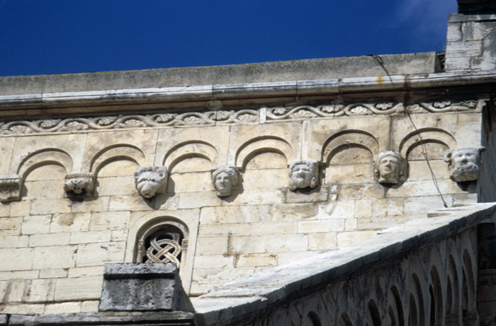 Arcading on side wall