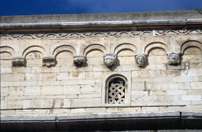 Arcading on side wall