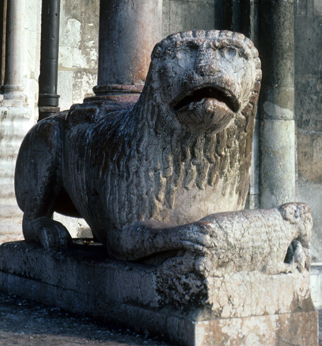 Exterior north (Portale della Pescheria), left porch support, lion, late 11c.-first half 12c., Lanfranco