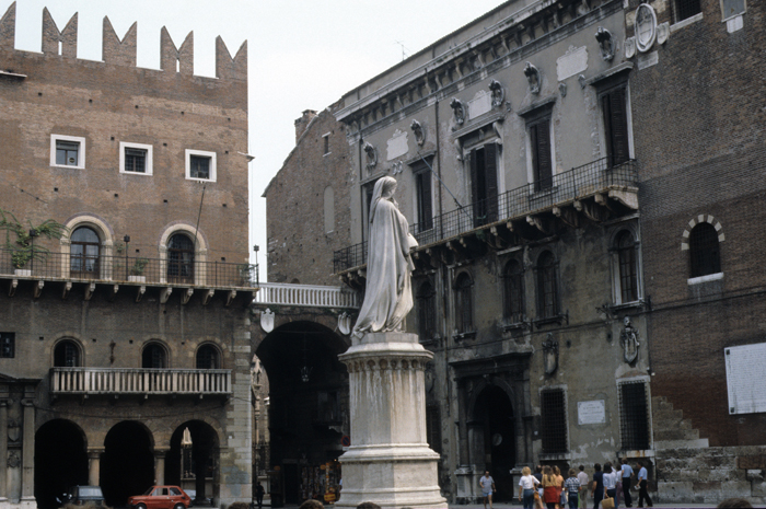 Statue of Dante